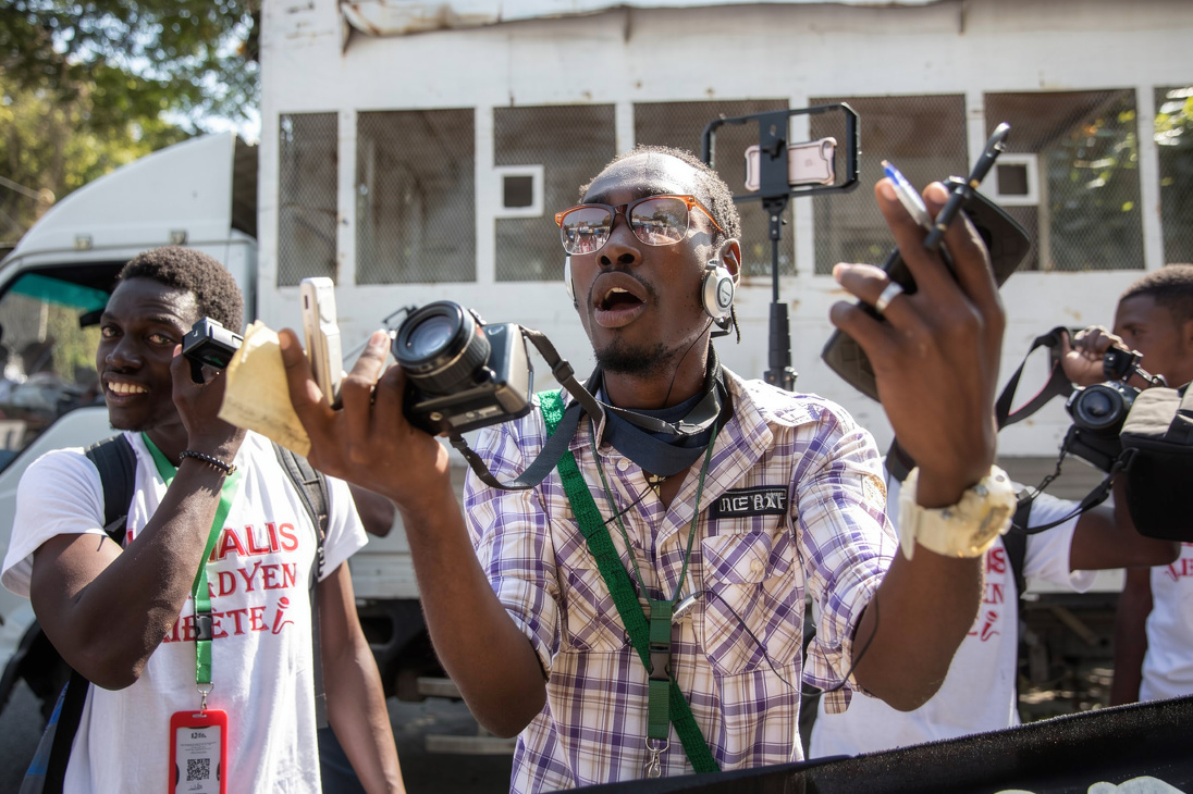 Le citoyen n’est pas un “follower” : ministres, réseaux sociaux et responsabilité publique en Haïti